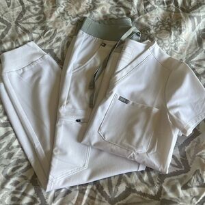 White figs only worn once !
Top xxs 
Bottom Zamora jogger scrubs S/petite